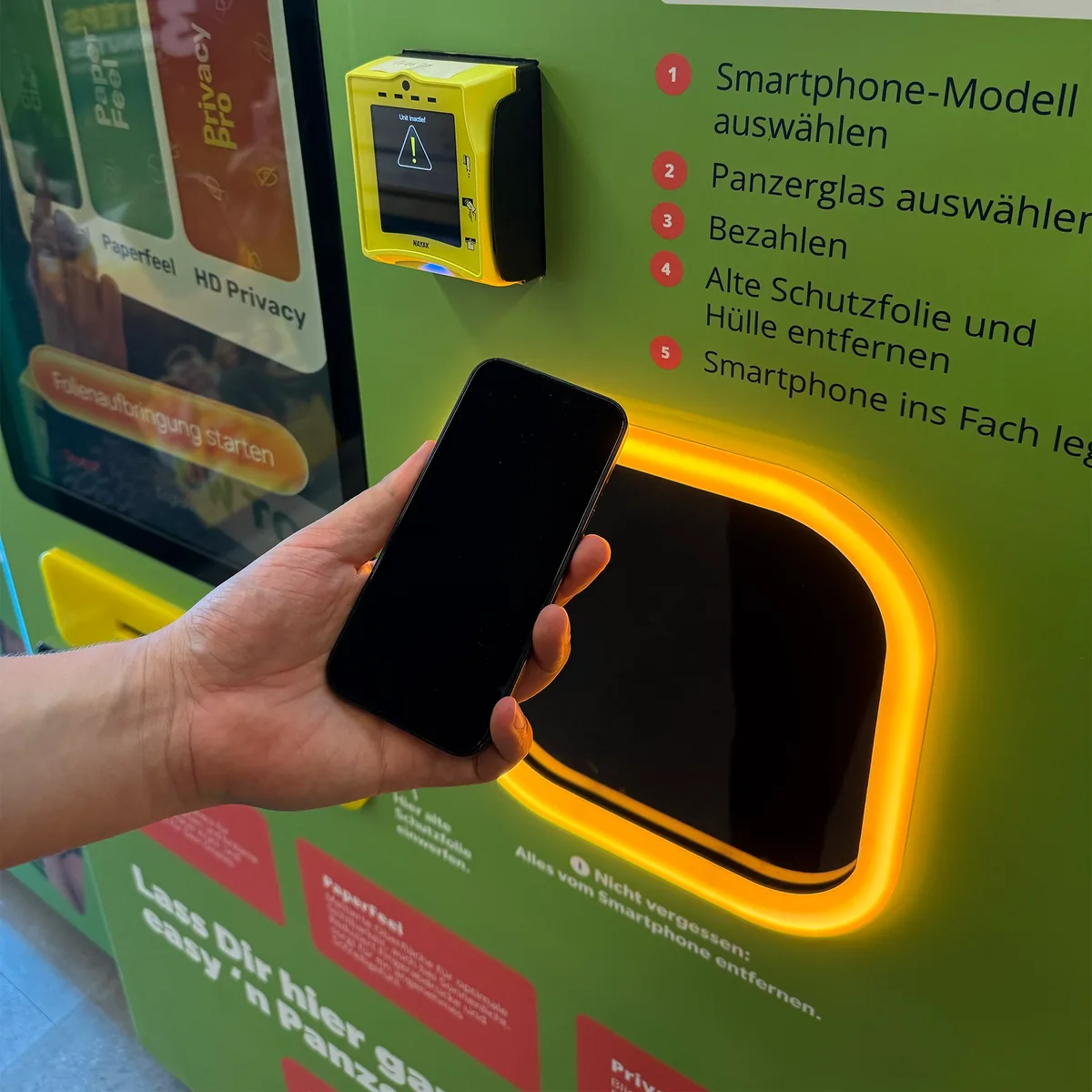 Smartphone wird am Glassmaster ins Fach gelegt